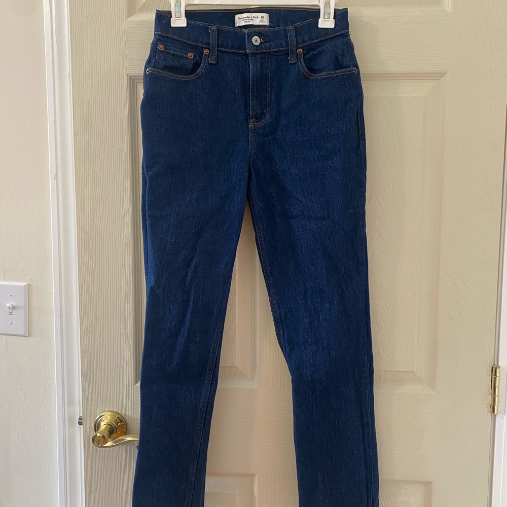 Abercrombie Curve Love mid-rise 90s straight jeans